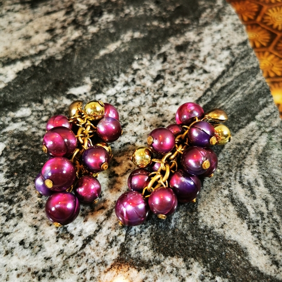 Vintage Purple and Gold Tone Grape Cluster Pierced Earrings - Picture 13 of 14